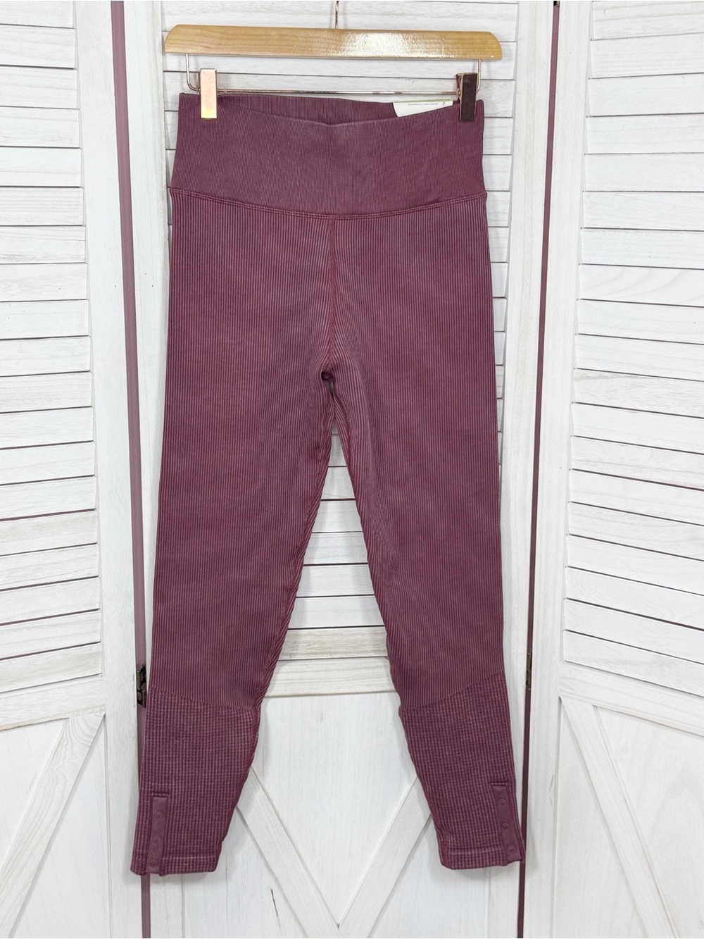 Aerie Offline Main Squeeze Ribbed Waffle Snap Ankle Hi Rise Leggings‎ Maroon M